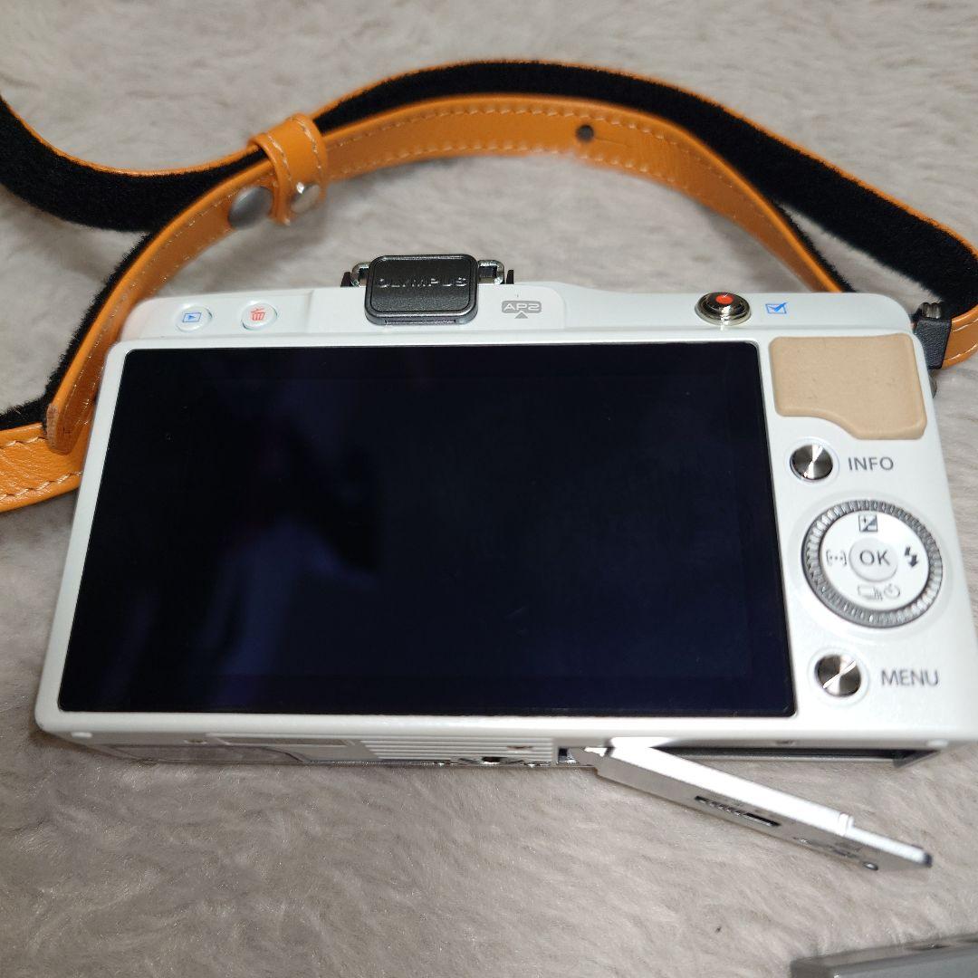 OLYMPUS ミラーレス一眼 ホワイト バッテリー付き