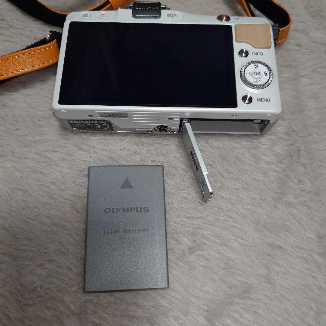 OLYMPUS ミラーレス一眼 ホワイト バッテリー付き