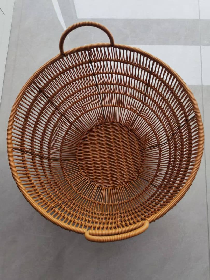 オレンジ色のプラスチック製バスケット