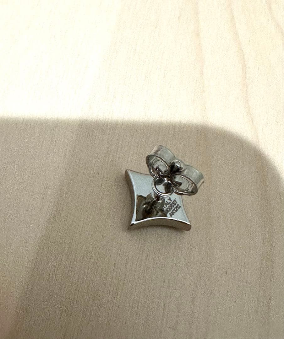 ルイヴィトンピアス ブックルLVサンライズ M00657