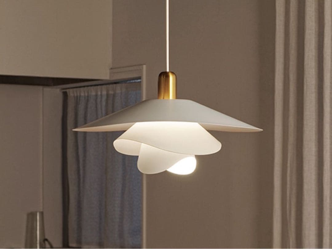 ホワイトゴールドのペンダントライト