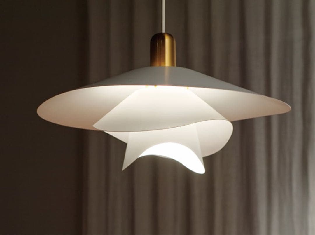 ホワイトゴールドのペンダントライト