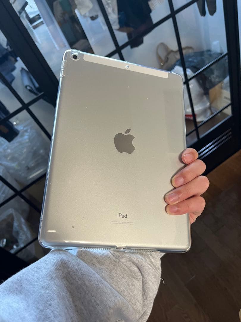 iPad (第７世代) Wi-Fi + Cellular 32GB シルバー