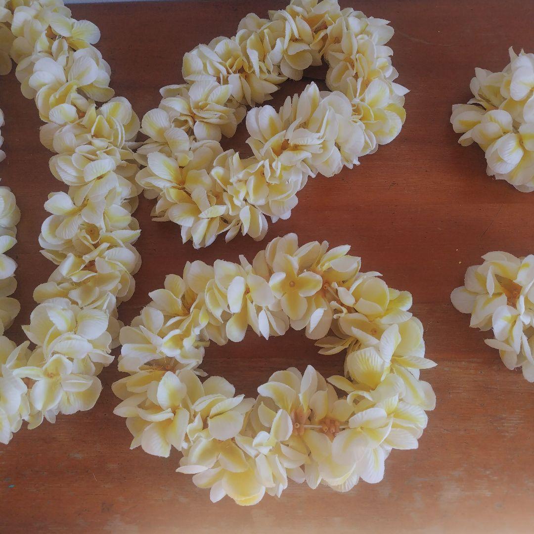 フラダンス用黄色い花のレイ2つ、レイポウ2つ、手首飾り4つ