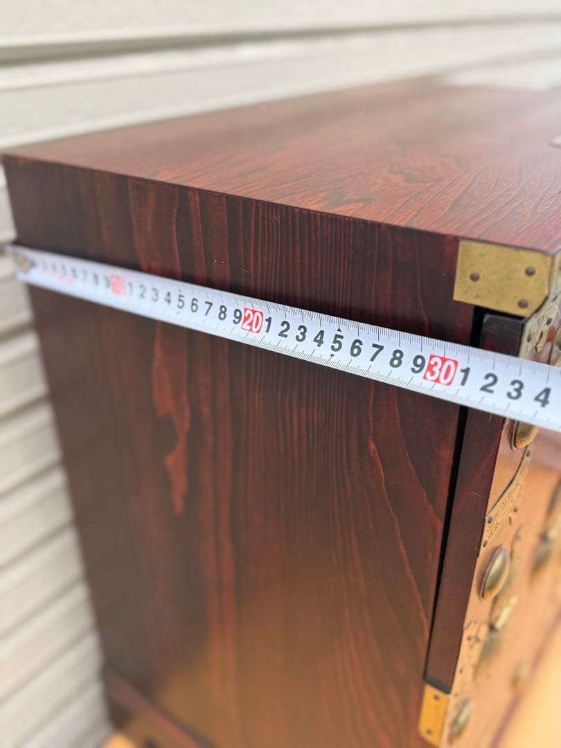 伝統的な木製箪笥 金具装飾付き