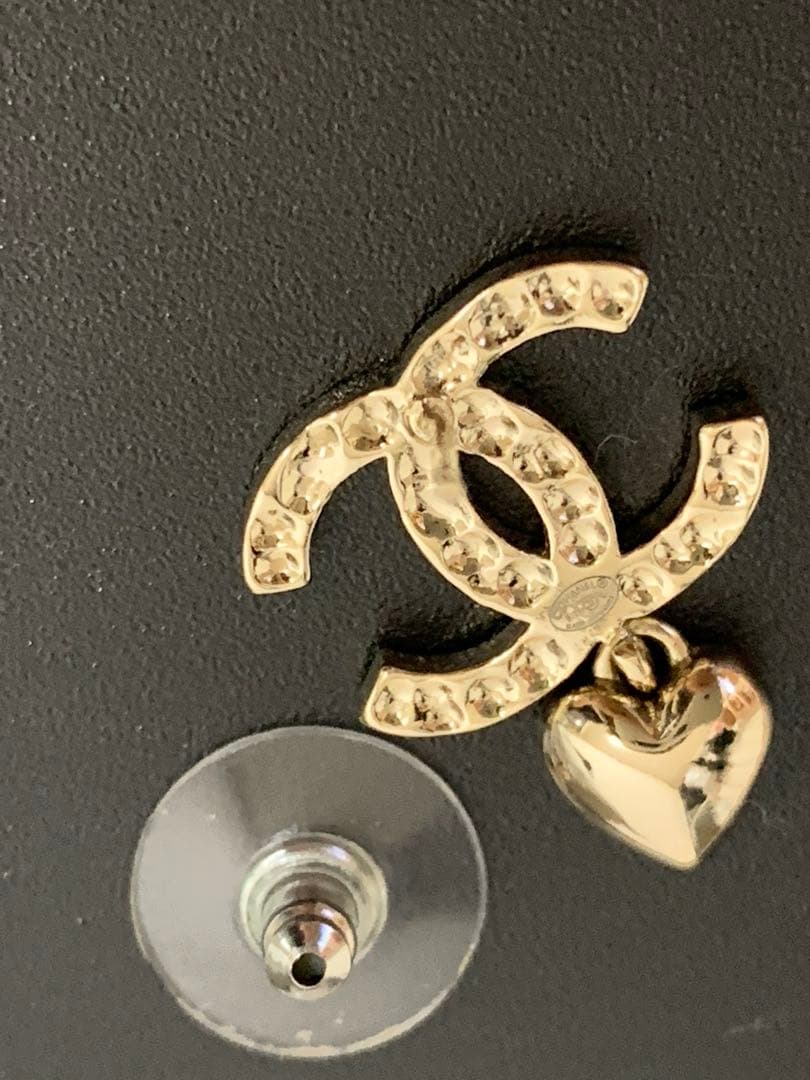 CHANEL 片耳 ゴールドトーン ハートチャームピアス