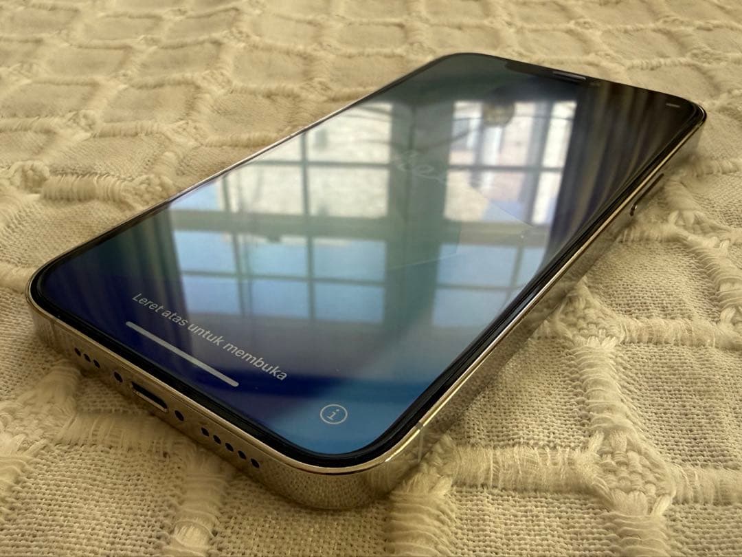 iPhone 12 Pro 256GB SIMロック無、QUAD LOCKケース