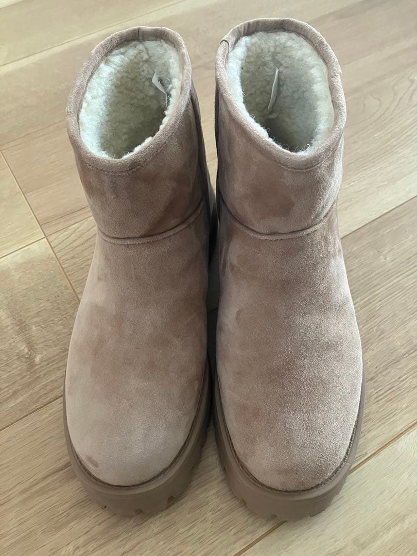 ベージュ スエード ショートブーツ　ムートン