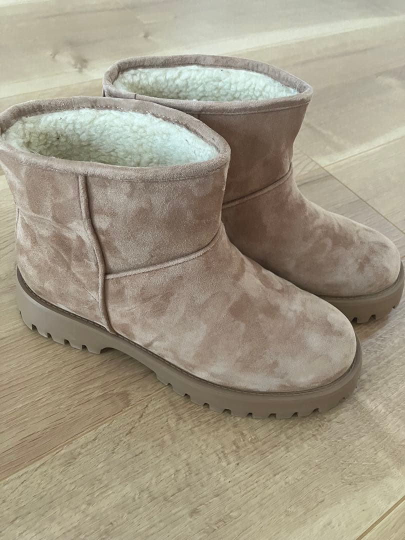 ベージュ スエード ショートブーツ　ムートン