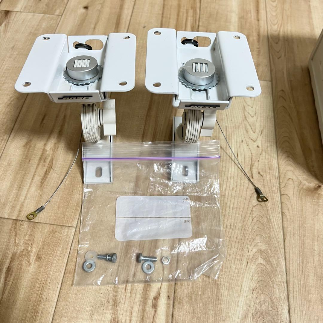 コロ助　BOSE ボーズ 111ADW ペアスピーカー 白 純正吊り金具付