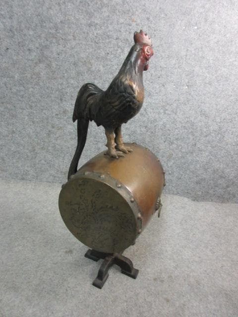 鉄製太鼓に尾長鶏置物 [B24963]