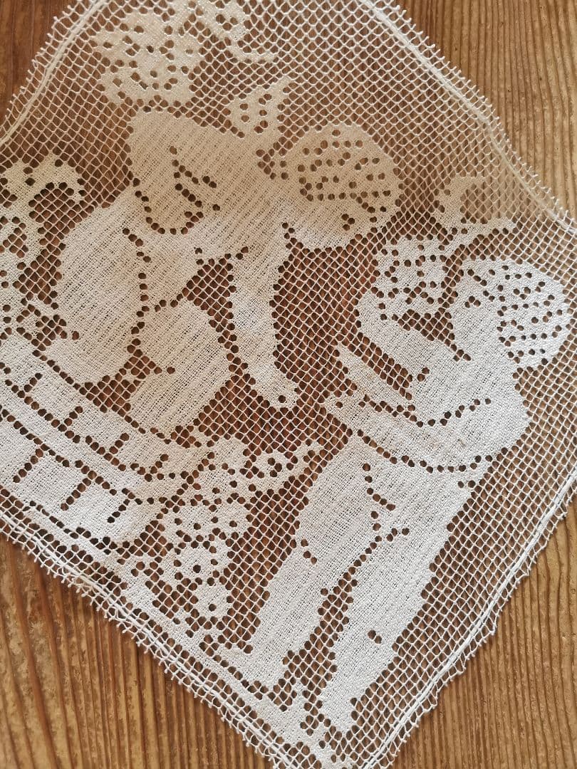 アンティークフランス 手編みリネンフィレレースパネル 天使の葡萄酒ワイン作り