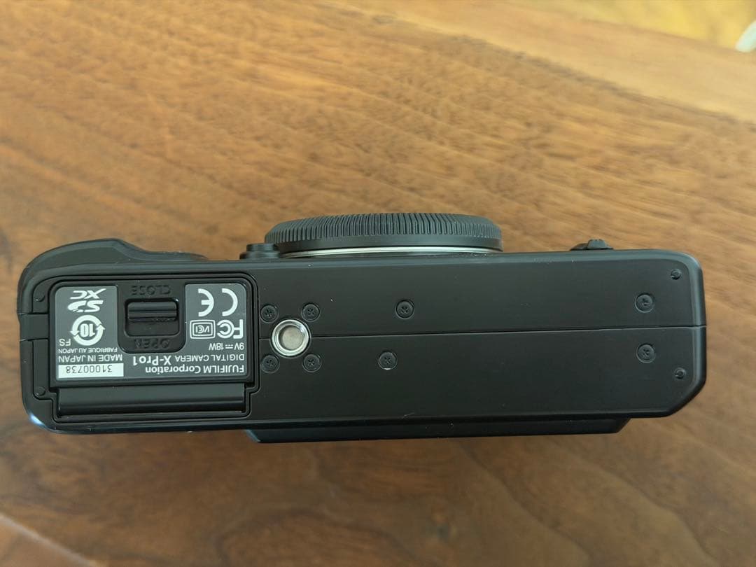 富士フィルム X-Pro1 ミラーレスデジタルカメラ グリップ縦吊り改造純正付