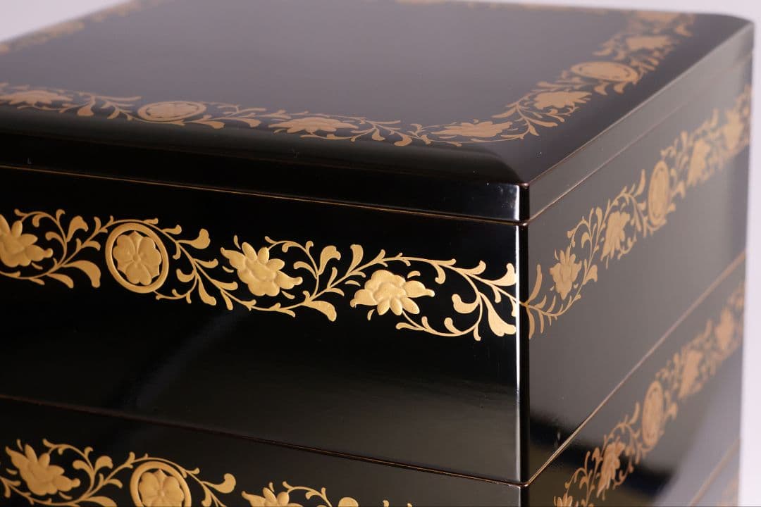 【MB208】輪島塗 家紋金蒔絵 五段重箱 台付 剣片喰花唐草 黒塗梨地 天然木