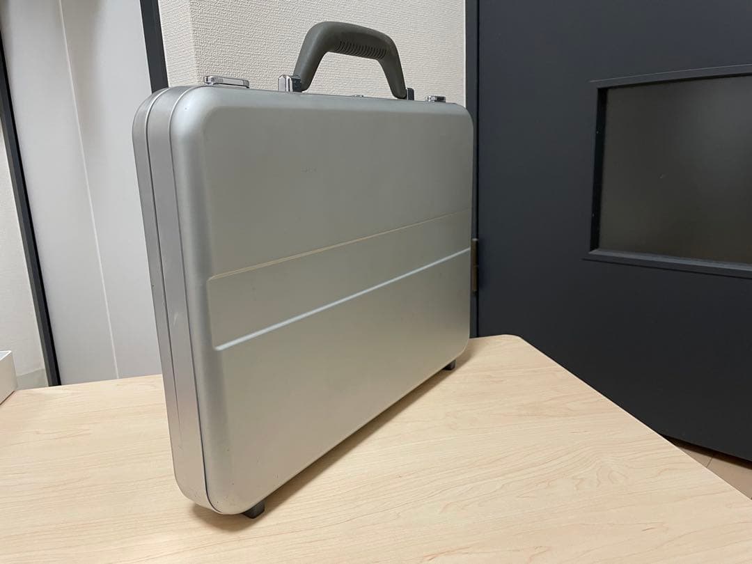 PROTEXアルミニウム製シルバー ビジネスバッグ（TV Asahi コラボ品）