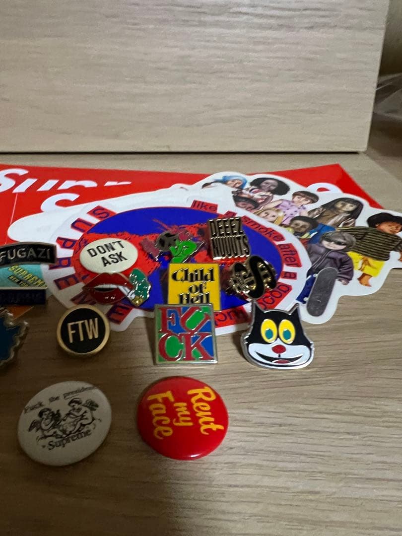 Supreme pins 15個セット　ステッカー　おまけ