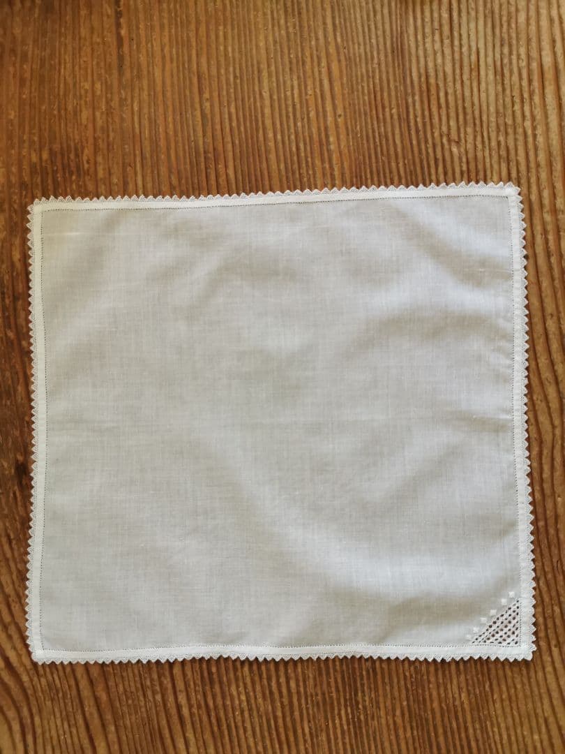 アンティーク 緻密なシュバルム白糸刺繍 繊細なトライアングルフリル ハンカチ β