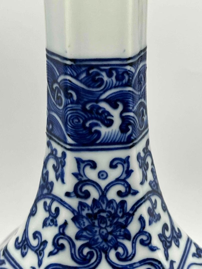 清乾隆時代　【大清乾隆年製】在銘　青花 染付花卉唐草文六方長頸瓶(B-75)