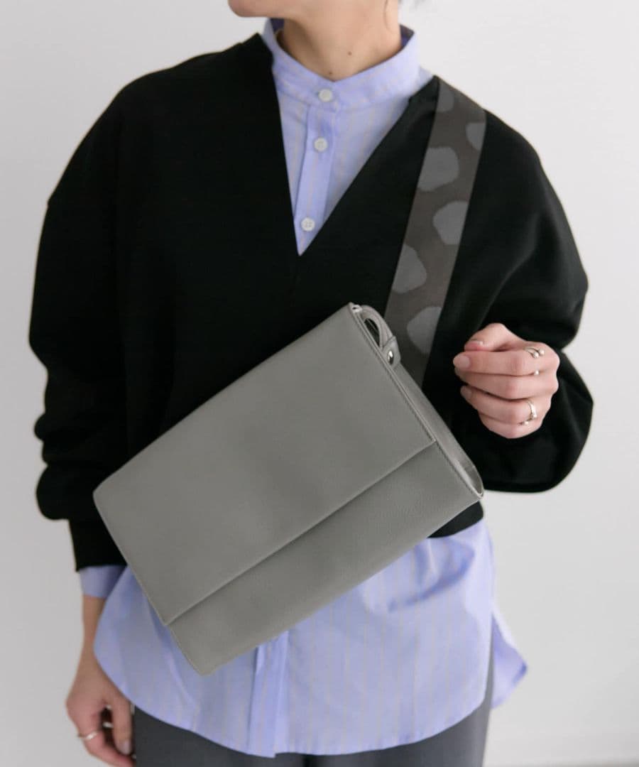 イア　パピヨネ　ワイドテープショルダーバッグ