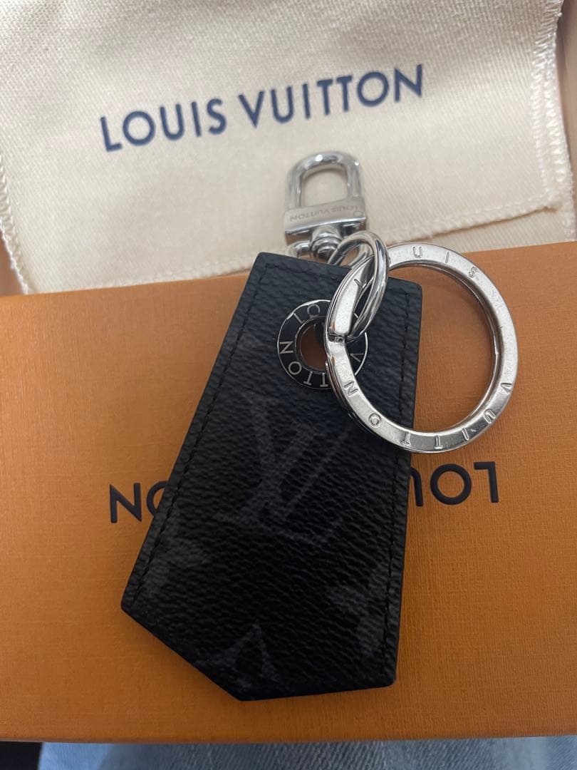 LOUIS VUITTON 黒レザーキーリング