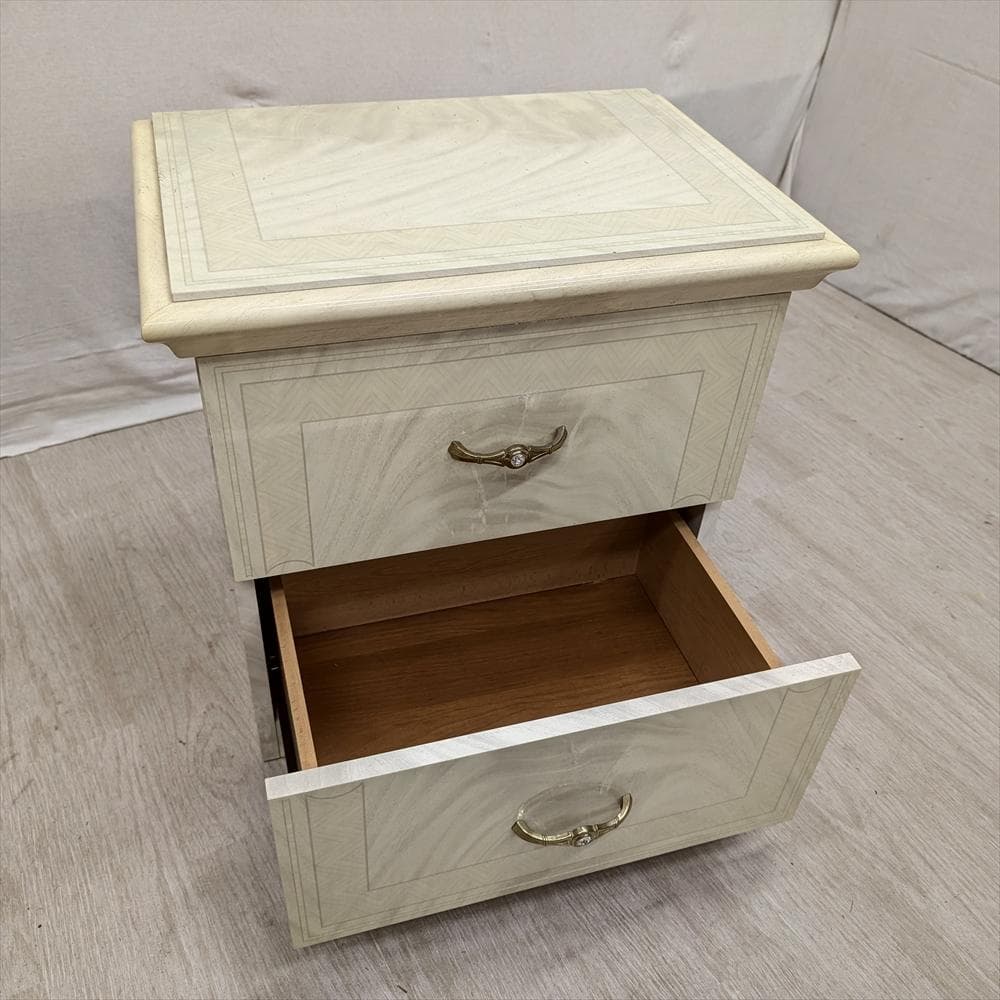 美品　リビングチェスト　サイドチェスト　ナイトテーブル　チェスト　タンス　引出し