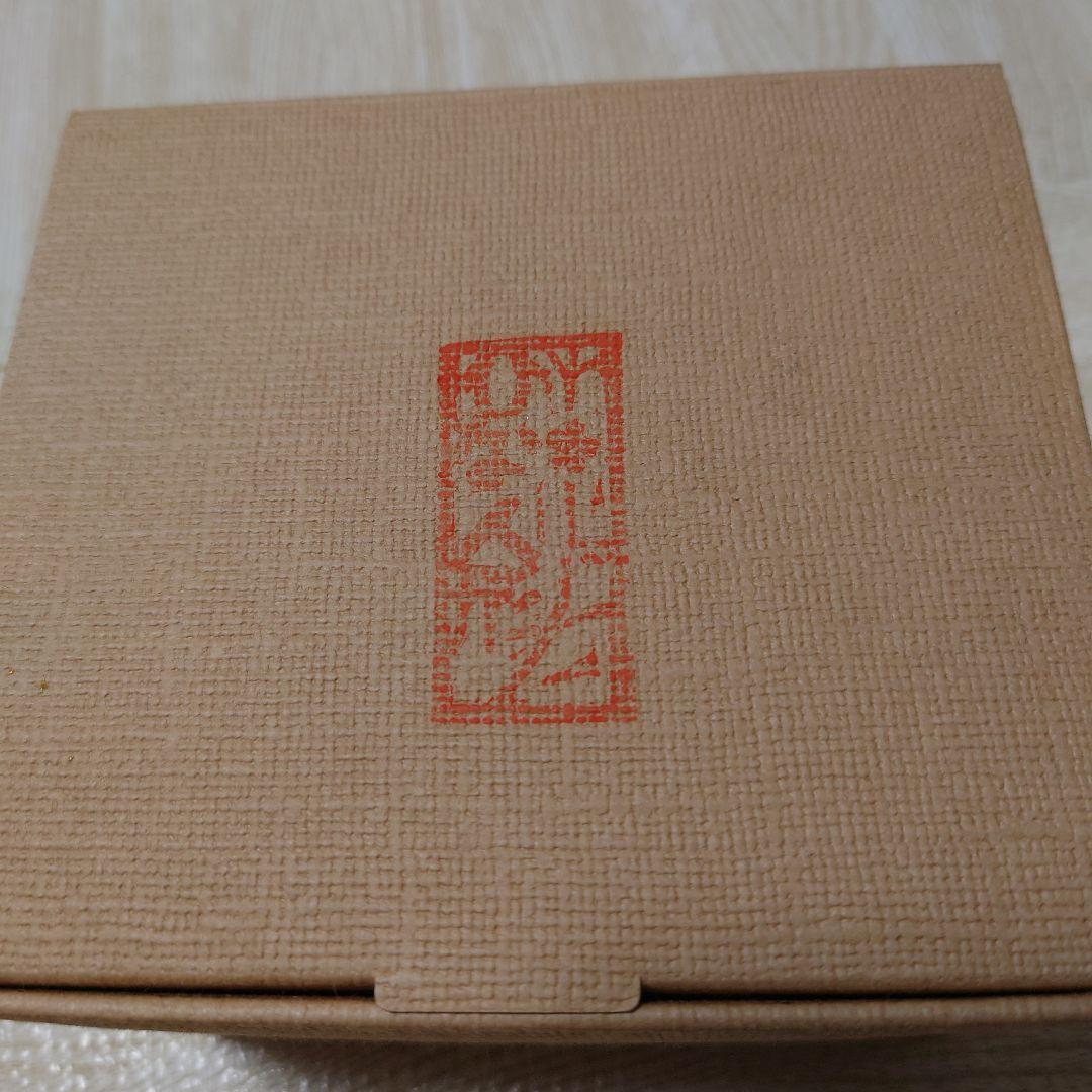 伝統的な雛人形 黒と赤