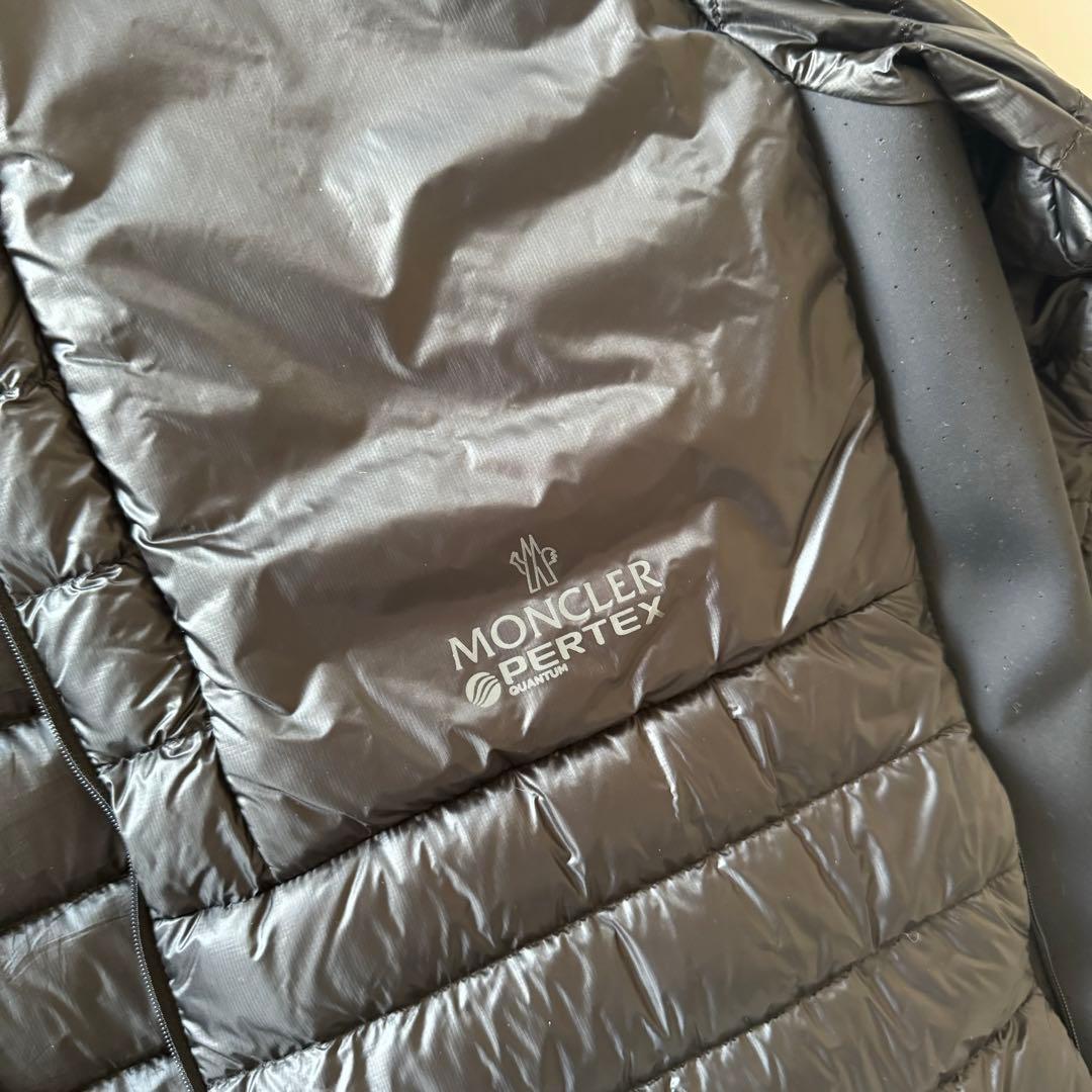 値下げ中　MONCLER ブラック ライトダウンジャケット