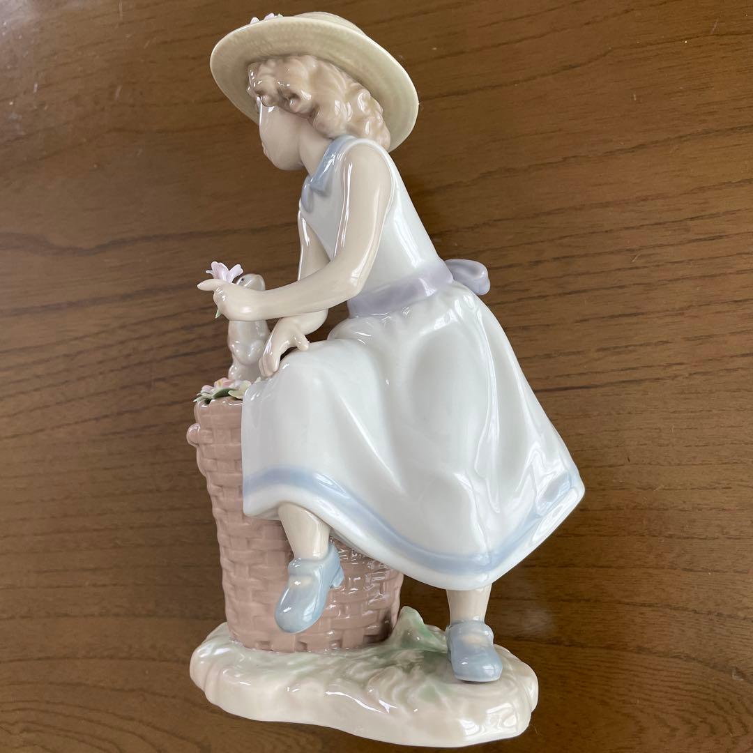 リヤドロ　森の出会い少女とりす