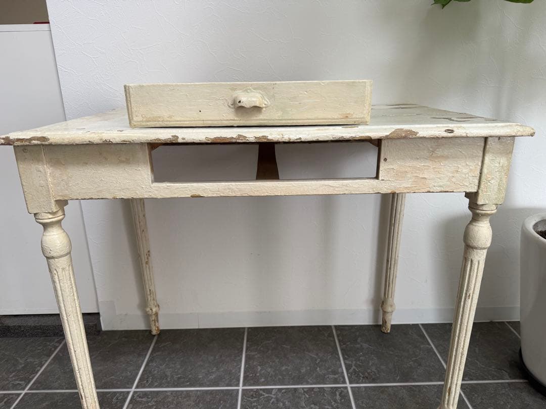 フランスアンティーク　シャビーシックなペイントの木製テーブル