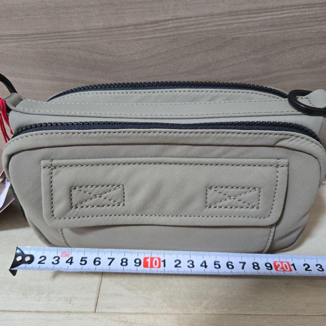 HUGO新品未使用 ベージュ フラップ付きバッグ