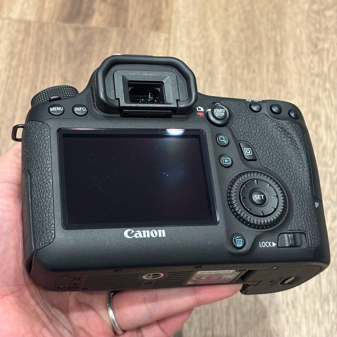 【極美品】Canon EOS 6D ボディ フルサイズ一眼レフ