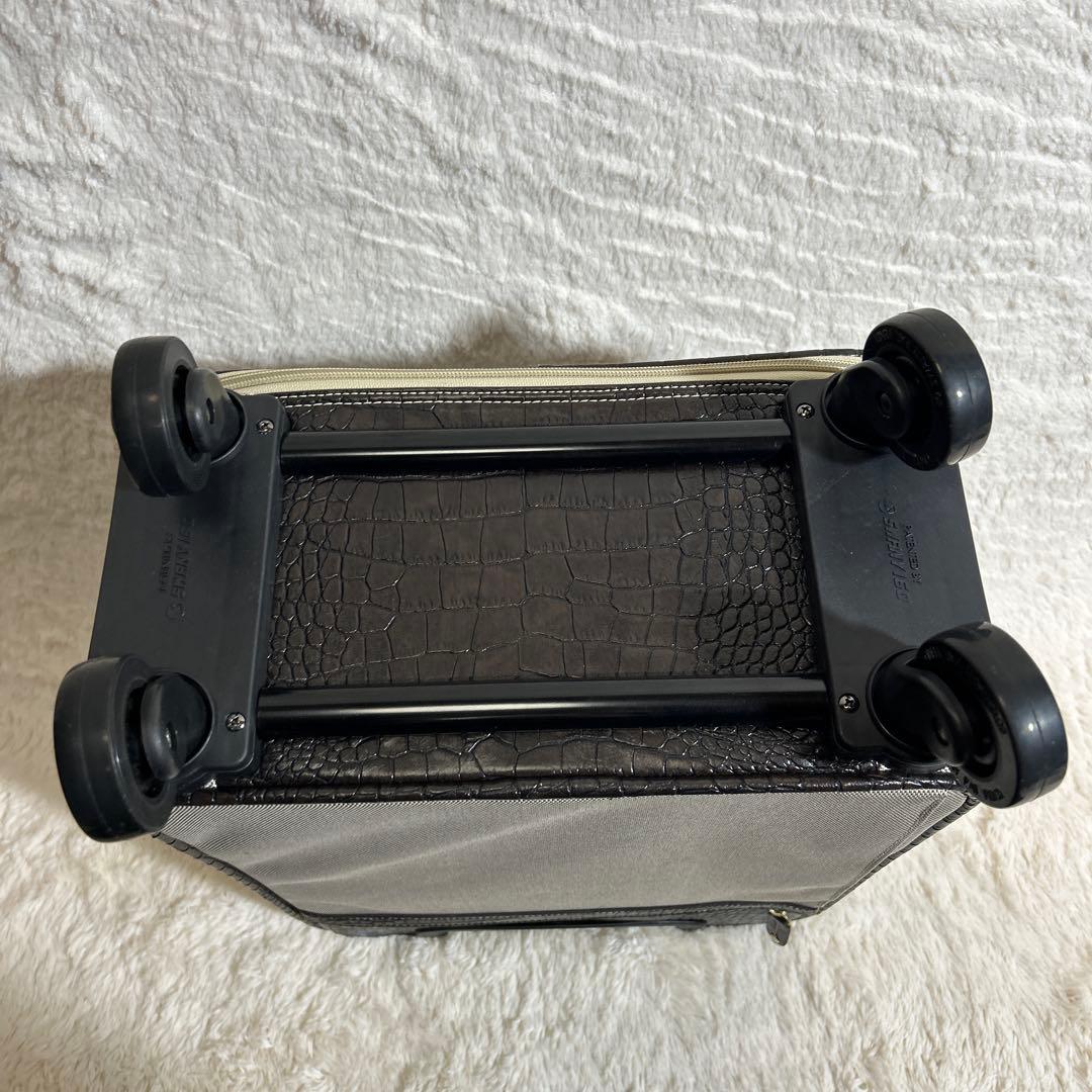 未使用　SWANY トランクキャリーバッグ クロコダイル型