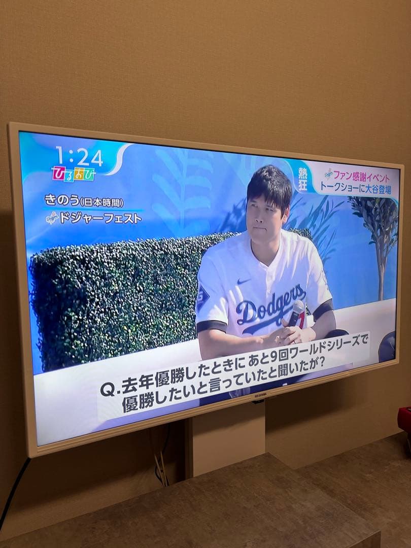 RGBバックライト付き　希少ホワイト　40V 液晶テレビ