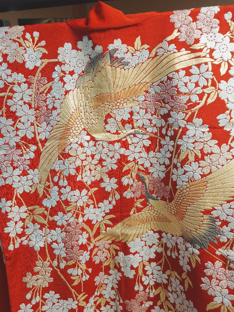 赤い鶴と桜刺繍の着物