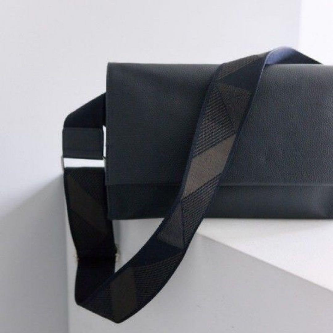 【美品】本革 470gワイドテープショルダーバッグ/ボディバッグ イアパピヨネ