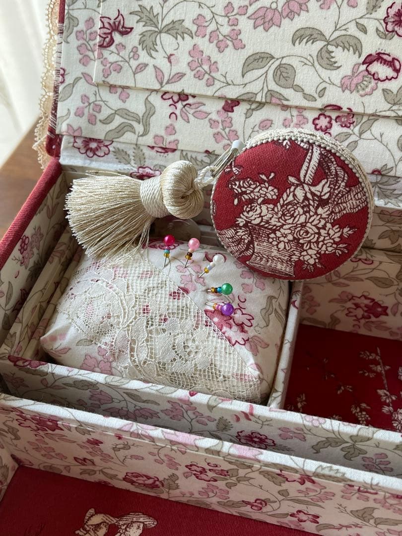 ミッキー様オーダーご依頼作品です カルトナージュ裁縫箱(大)