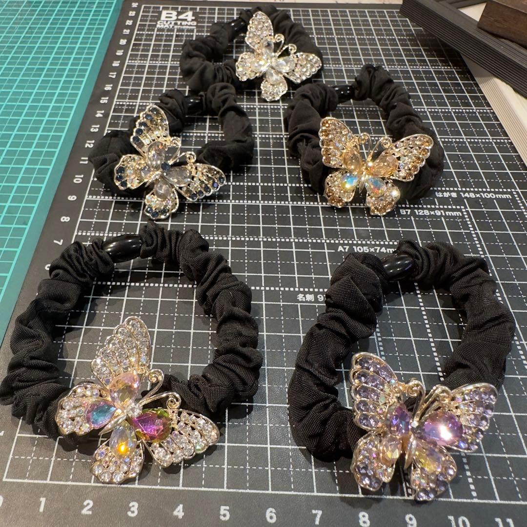 一点物★⭐︎ヘアゴム490キラキラストーンと合金透かし蝶々ビジューヘアゴム高級立体