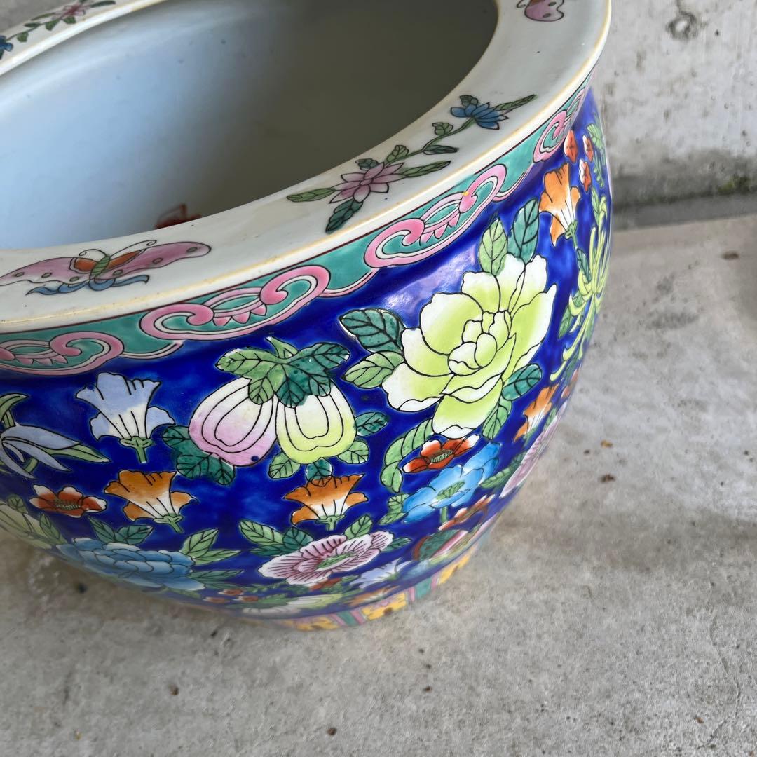 最終処伊万里金魚が泳ぐ絵柄十錦手火鉢大睡蓮鉢金魚鉢　カラフルな色合いと絵柄の良さ