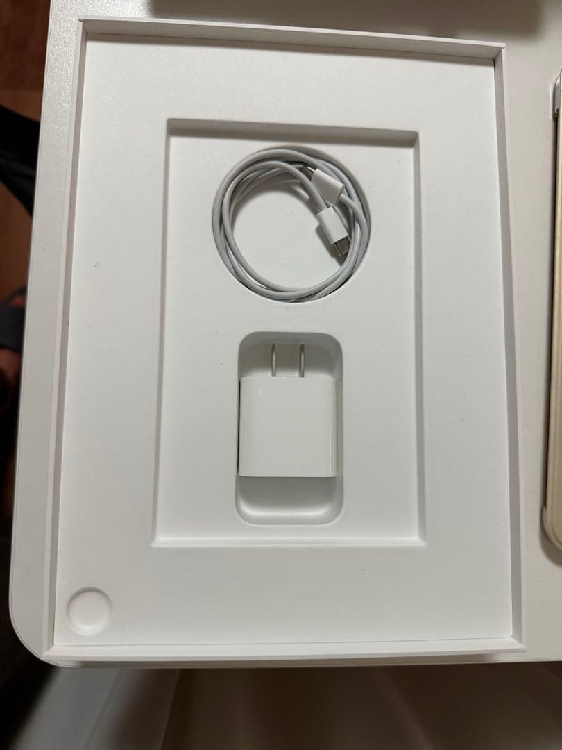 【応価格相談】【バ100%】iPad air 第5世代 (ケース、フィルム付)