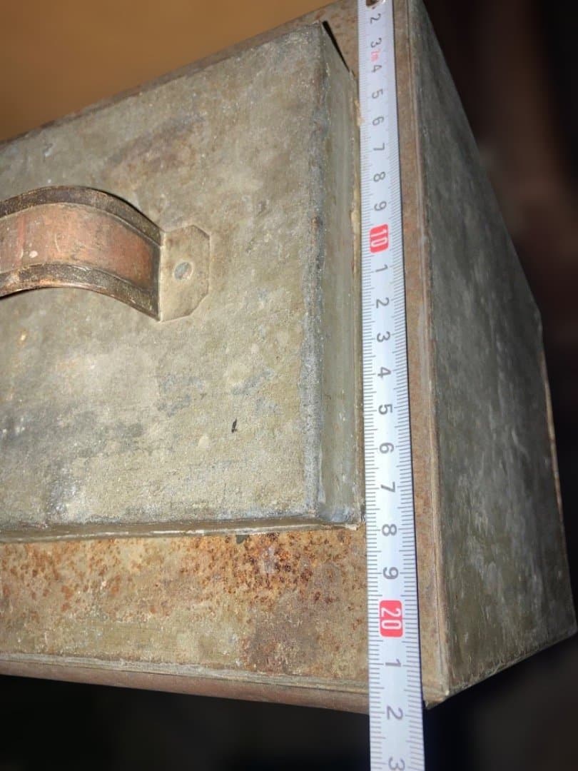 金属製　菓子入れ　ビンテージ　ボックス