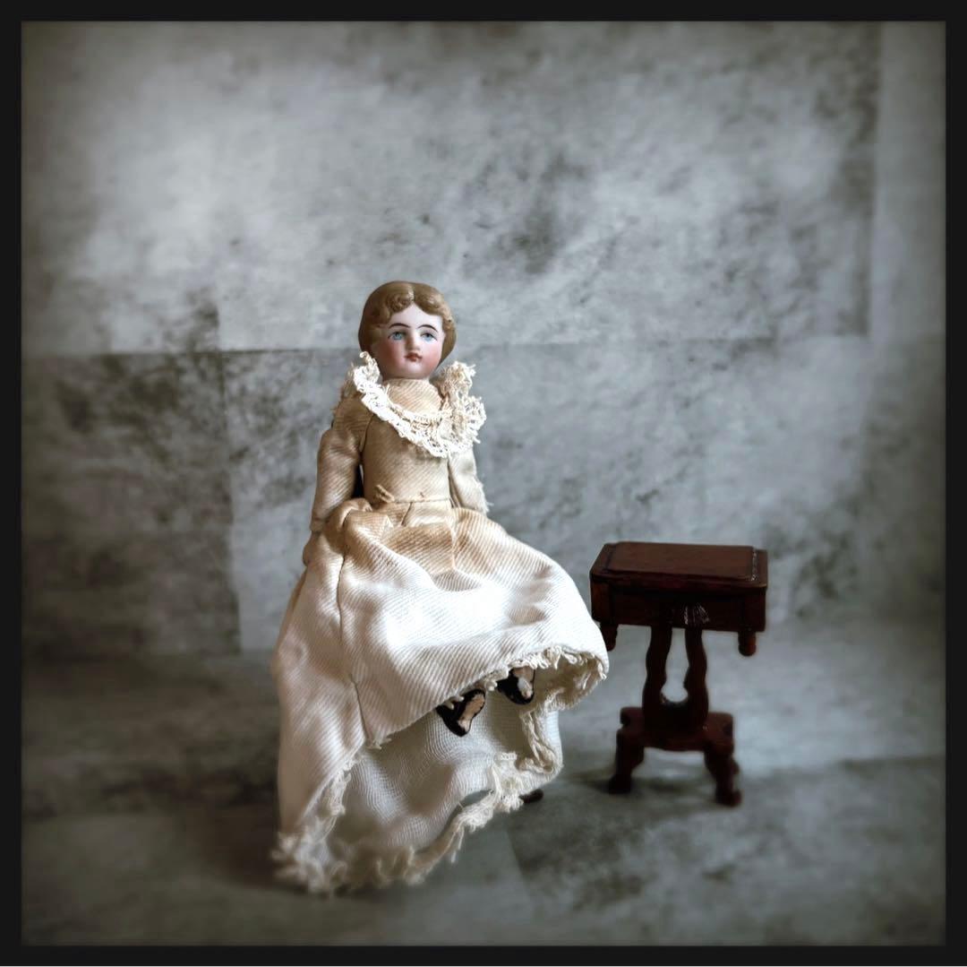 レアアンティーク　小さな少女のパリアンドール ビスクドール