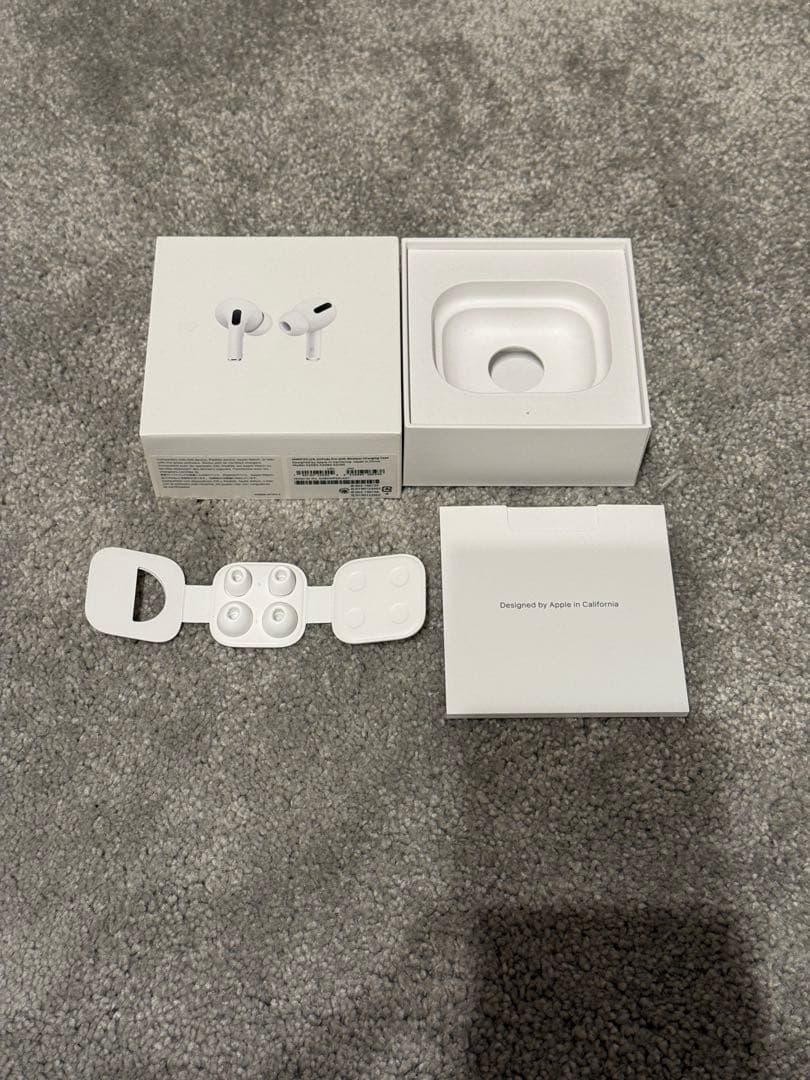 Apple AirPods Pro 本体と充電ケース
