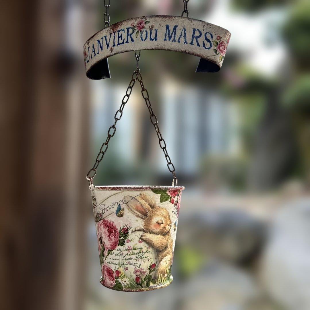 Yoさま専用ですリメイク缶 ハンギングポット たまごを抱いたうさぎさんとローズ