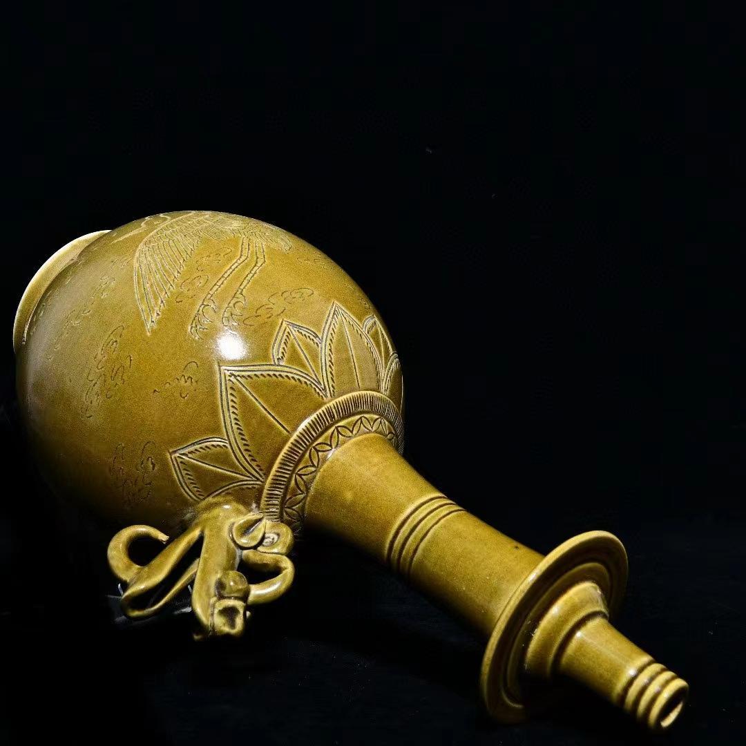 中国古美術・旧蔵の陶磁器鶴模様の静瓶・18x35cm・茶道具・案頭・置物・文房具