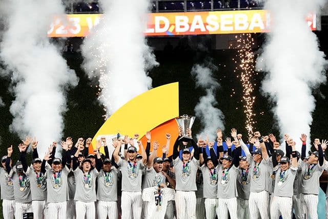 ミズノ MIZUNO 2023WBC優勝記念特別ベース型ペナント　新品未開封品