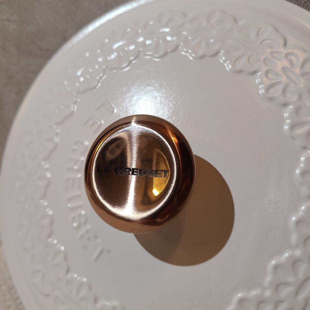 ルクルーゼ　ココットロンド　20cm　レースレリーフ　コットン 　カッパーツマミ