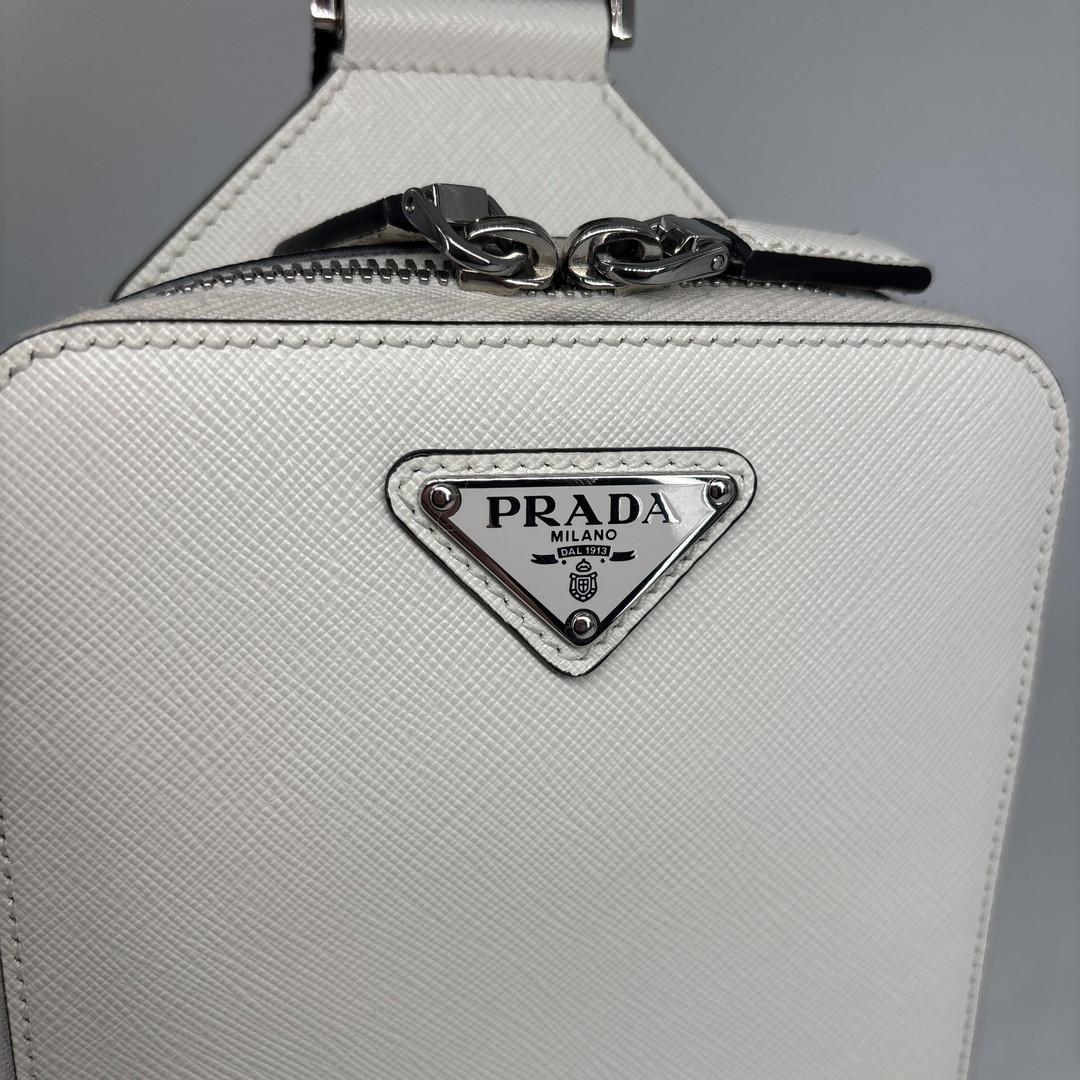未使用 プラダ ショルダーバッグ メンズ ホワイト レザー トライアングルロゴ