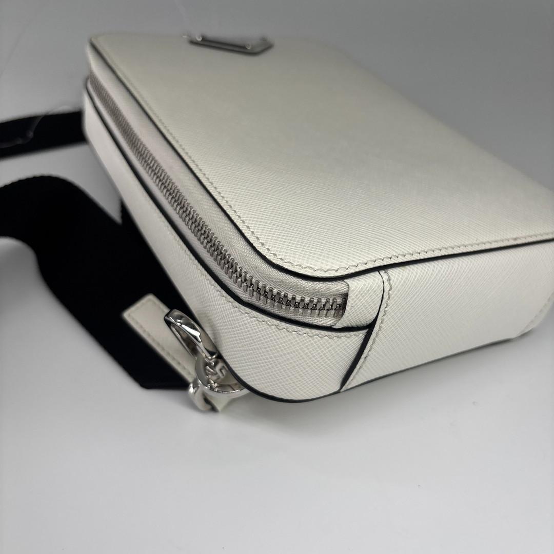 未使用 プラダ ショルダーバッグ メンズ ホワイト レザー トライアングルロゴ