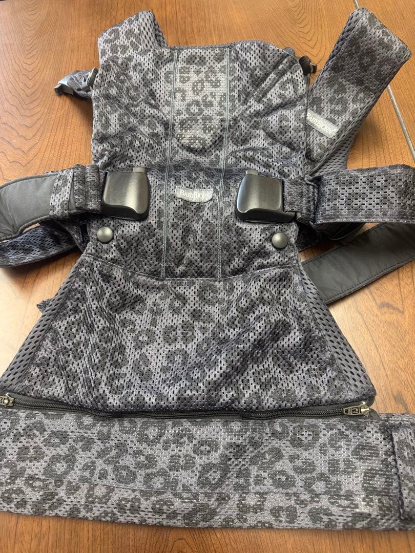 ベビービョルン 抱っこ紐 ワンカイエアー ONE KAI Air レオパード