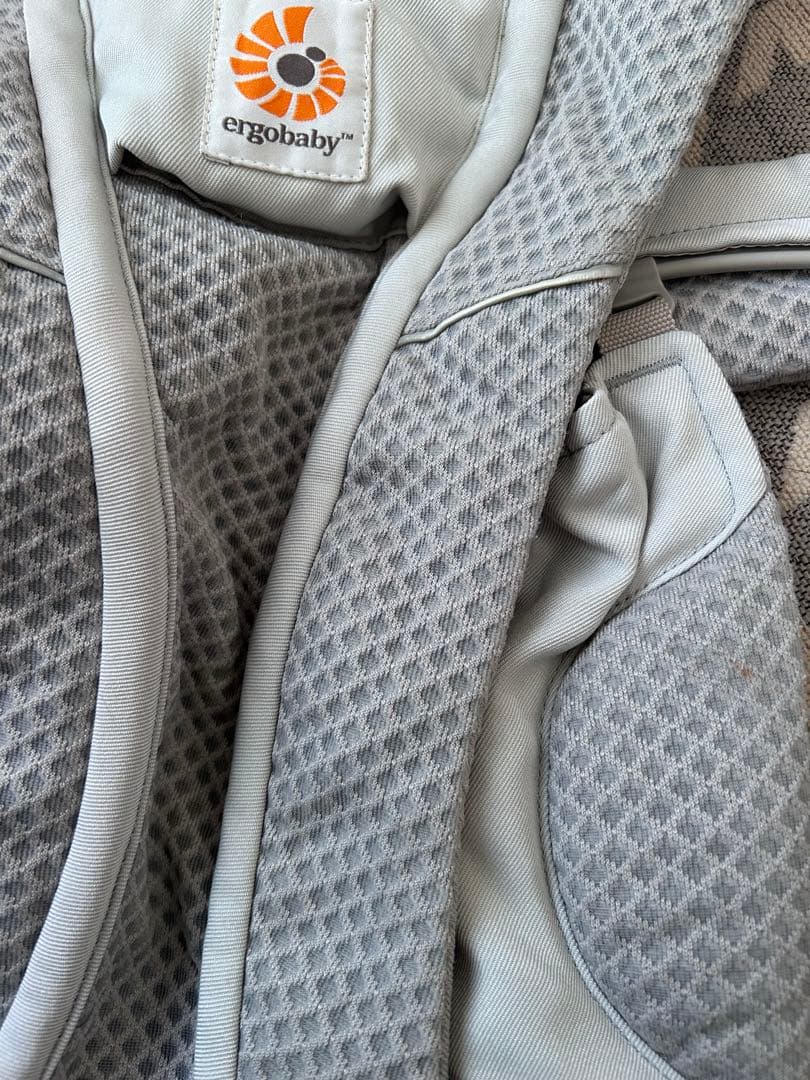 ergobaby 抱っこ紐 グレー メッシュ　オムニブリーズ